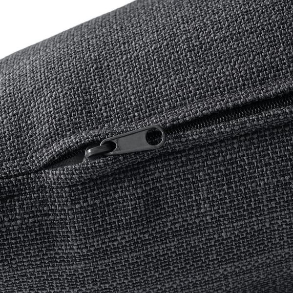 Close-up van hoogwaardige ritssluiting op een donkere, getextureerde stoffen tas, met duurzaam materiaal en nauwkeurig vakmanschap.