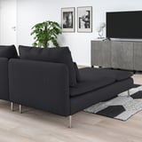 Grijze SÖDERHAMN zitbank met chaise longue, strakke lijnen, diepe zitting, vloerkleed, tv, moderne inrichting.