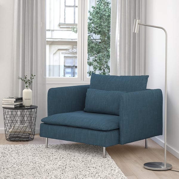 SÖDERHAMN fauteuil in groenblauwe stof, klein maar comfortabel, naast een raam met een moderne lamp.