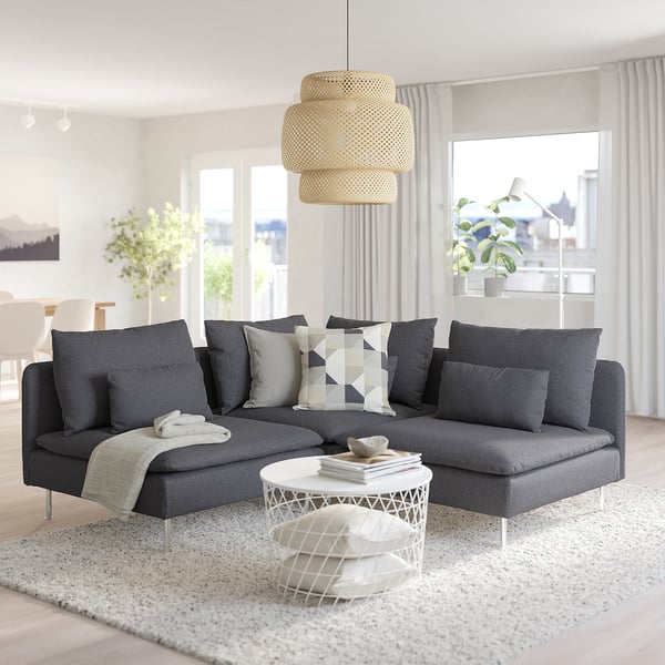Moderne woonkamer met SÖDERHAMN sectional, salontafel, groot raam en inrichting.