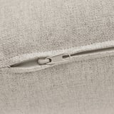 Close-up van de ritssluiting op het oppervlak van de stof, met de kwaliteit van glad, gestructureerd materiaal en een goed gemaakte naad.