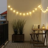 Gezellig balkon met SOLARVET verlichting, lantaarn en planten.