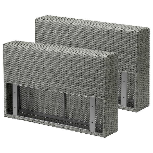Twee grijze rieten bijzettafels voor buiten met metalen frames. Ze zijn rechthoekig en stapelbaar, ontworpen voor gebruik op het terras.