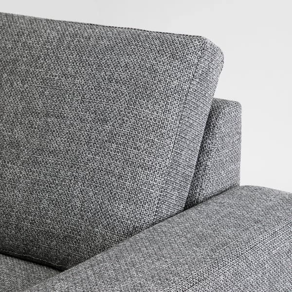 Moderne bank, scandinavisch design. Zachte, getextureerde stof, schuine rugleuning, stevige zitting.