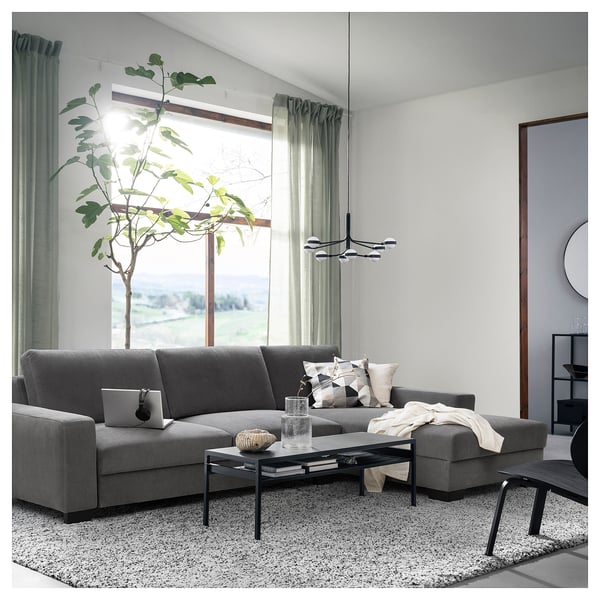 Moderne woonkamer met SÖRVALLEN sectional, salontafel, vloerkleed en groot raam.