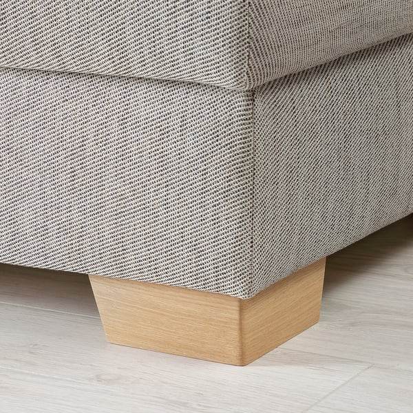 Close-up van de bank: strak, modern design. Zachte, grijze stof & stevige houten poot.