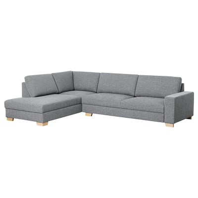 Grijze SÖRVALLEN l-vormige bank, modern minimalistisch design, houten poten, pluche kussens.