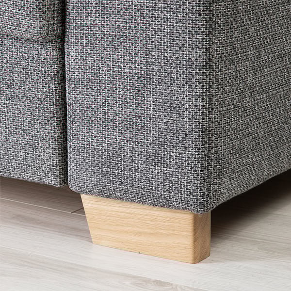Deze afbeelding toont een moderne bank met een donkergrijze geweven stof en houten poten.