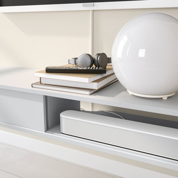 Moderne witte plank met open/gesloten opbergen, kabels wegwerken, passende soundbar.