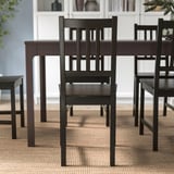Stoelen rond eettafel, stoer houten design.