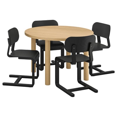 Privacy tafelset: rond, licht hout, zwarte stoelen, modern design.