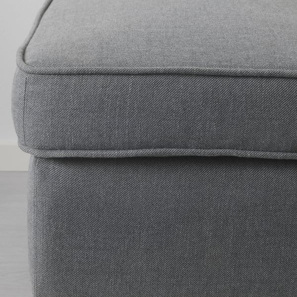 Zachtgrijze met stof beklede stoel, met hoogwaardige stiksels en kussencomfort.