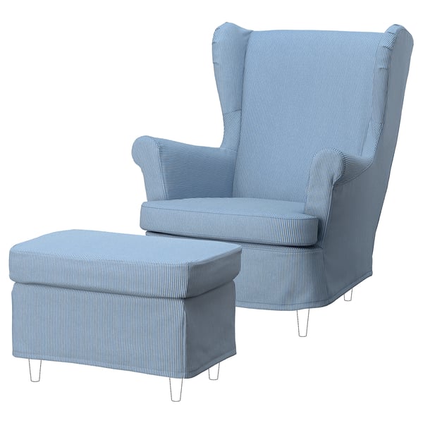 Een blauw-wit gestreepte STRANDMON fauteuil en voetenbank met een hoge rugleuning, comfortabel design en houten poten.