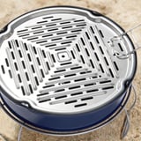 Draagbare grill met strak design, roestvrijstalen roosters voor gelijkmatige warmteverdeling, inklapbare handgreep voor eenvoudig transport.