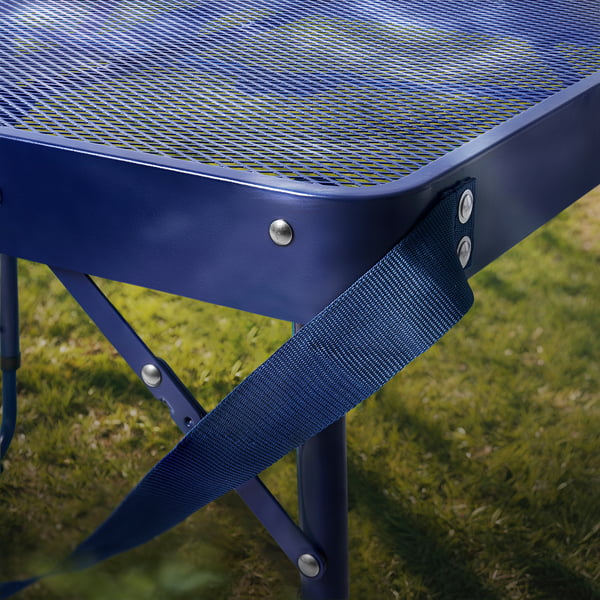 Blauwe buitentafel met mesh blad, stevige riemen en metalen frame voor duurzaamheid.