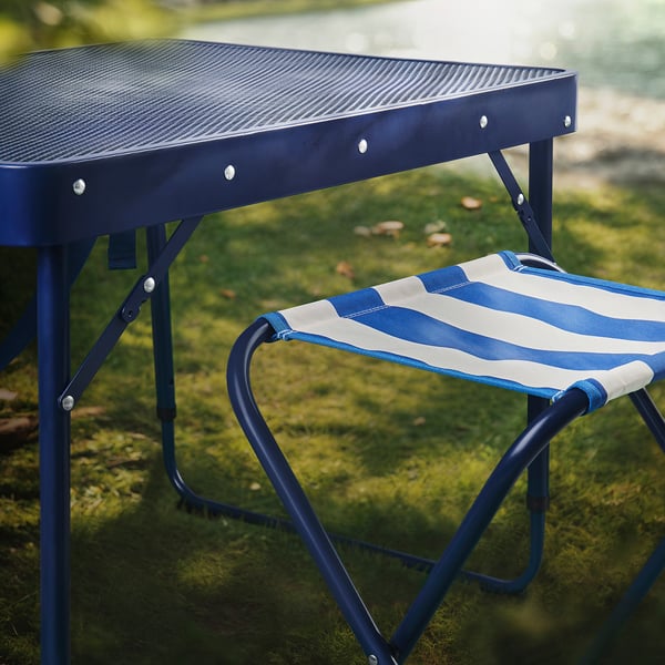 Opklapbare strandtafel en stoelenset met blauw mesh tafelblad en gestreepte zitting, ideaal voor buitengebruik.