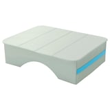 Een witte STRANDÖN dienbladtafel met een blauwe accentstreep, ontworpen voor buitengebruik.