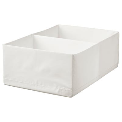 Een witte STUK opbergdoos voor het organiseren van kleding, gemaakt van gerecycleerd polyester.