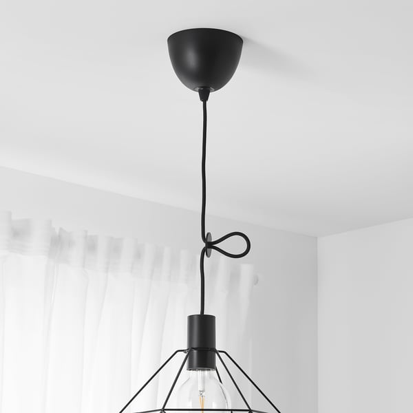 Plafondlamp met verstelbaar snoer, hangende lampenkap, moderne look, witte gordijnachtergrond.