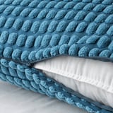 Blauwe kussenhoes met zacht structuurpatroon en ritssluiting voor eenvoudig verwijderen, gemaakt van gerecycled polyester.