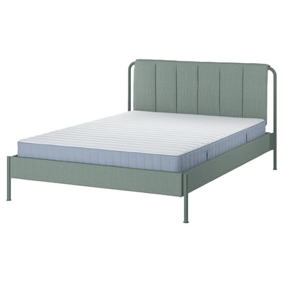 Modern bed met grijsgroen gestreept hoofdeinde en metalen frame, ontworpen voor comfort en eenvoudige reiniging.