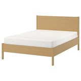Een TONSTAD bed met een licht eikenhouten afwerking, met een strak, minimalistisch ontwerp met een rechthoekig hoofdeinde en verstelbare zijwanden.