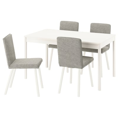 Een TONSTAD witte eethoek met een rechthoekige tafel en vier grijze stoelen.