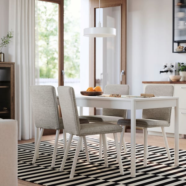 Witte TONSTAD eetset met vierkante tafel & kussenstoelen. Modern, gestreept vloerkleed. Gezellige maaltijden.