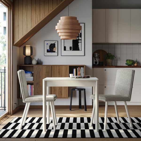 Moderne eethoek met TONSTAD tafel, stoelen, hanglamp en kast.