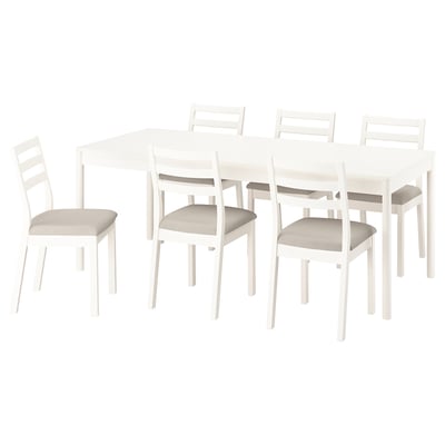 Een TONSTAD witte eethoek met een rechthoekige tafel en zes bijpassende stoelen met gecapitonneerde zittingen en een modern design.