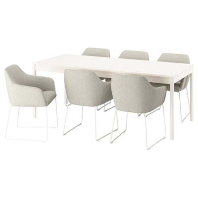Een TONSTAD eethoek met een witte rechthoekige tafel en vier lichtgrijze stoelen met kussens en metalen frames.