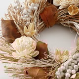 Krans van gedroogde bloemen & planten, kunstig gearrangeerd. Romige tinten, natuurlijke texturen. Hoogwaardig vakmanschap, handgemaakte details.