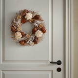 TORKA krans: ronde, natuurlijke jute met gedroogde bloemen, past op de deur, op de natuur geïnspireerd ontwerp.