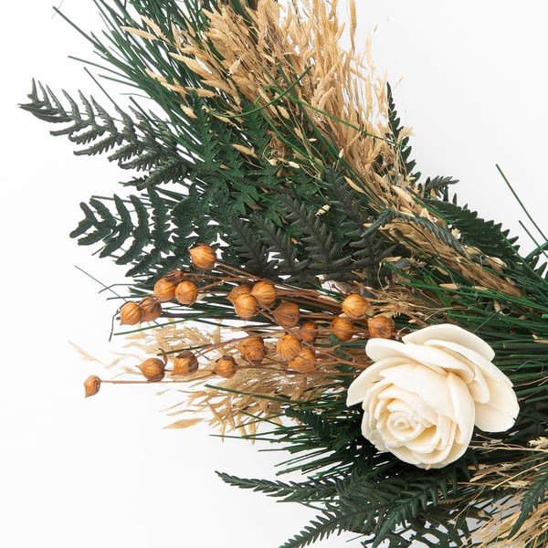 Handgemaakte rustieke krans: gedroogde greens, zaden, witte roos, jute touw detail.