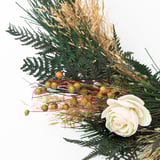 Handgemaakte rustieke krans: gedroogde greens, zaden, witte roos, jute touw detail.