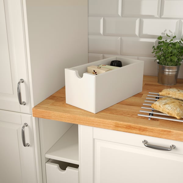 Witte keuken opbergdoos, op aanrecht, met diverse artikelen. Ideaal voor toegankelijke, georganiseerde opslag.