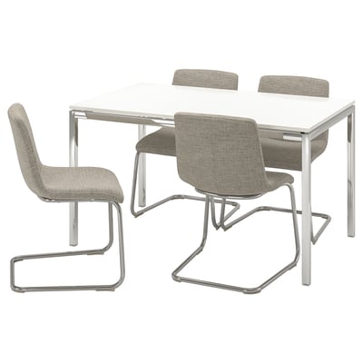 Moderne eethoek met witte rechthoekige tafel en vier beige stoelen met gebogen metalen frames.