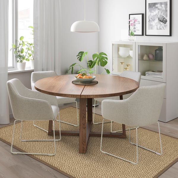 Moderne eethoek met TOSSBERG stoelen, houten tafel, lamp, decor en fruitschaal.
