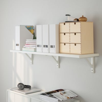 TRANHULT wit houten plank met blanke lak, twee schuine beugels, gladde afgeschuinde rand.