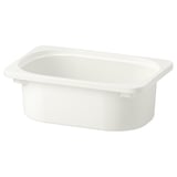 Een witte TROFAST opbergdoos gemaakt van gerecycled plastic. Het is rechthoekig met gladde randen en geen zichtbaar deksel. Gebruikt voor het organiseren van kleine items.