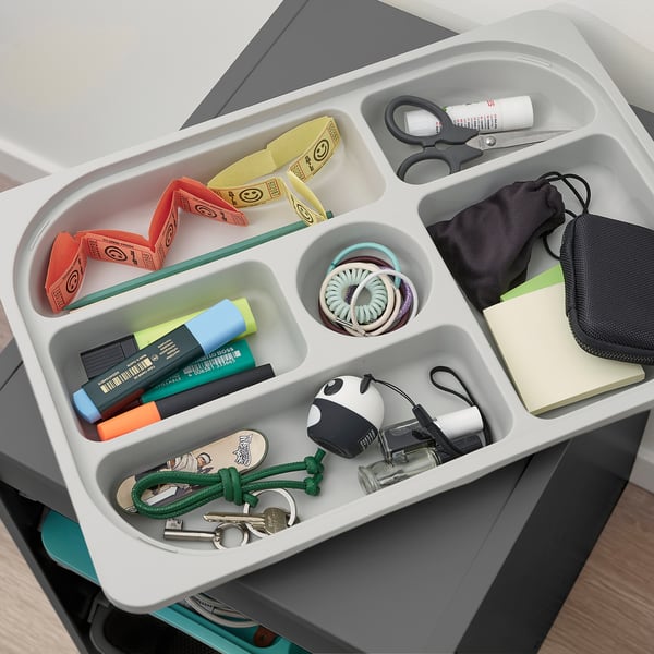 Georganiseerde opbergbak met meerdere compartimenten voor kleine spullen zoals pennen, sleutels en accessoires.
