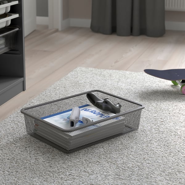 Metalen gaas TROFAST dienblad met spelaccessoires op ruig tapijt