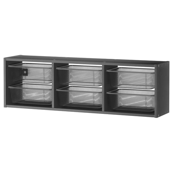 Een TROFAST zwart wandopbergmeubel met gaasvakken voor het organiseren van spullen.