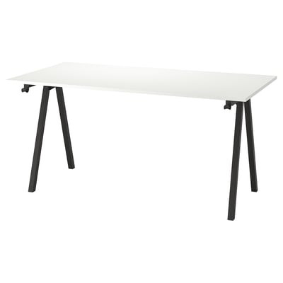 Een wit TROTTEN bureau met zwarte metalen a-frame poten, met een stevig en modern design.