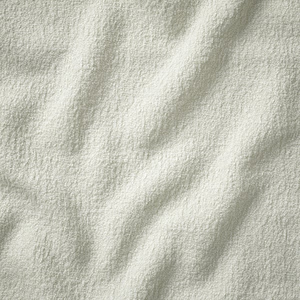Close-up van een strakke, witte bank met zachte kussens en strakke lijnen, met hoogwaardige bekleding en robuust ontwerp.