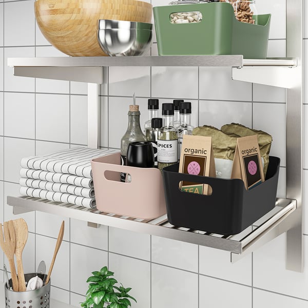 Keukenplanken met kleurrijke bakken waarin kruiden, handdoeken en specerijen worden opgeborgen. Bakken hebben handvatten voor gemakkelijk dragen.