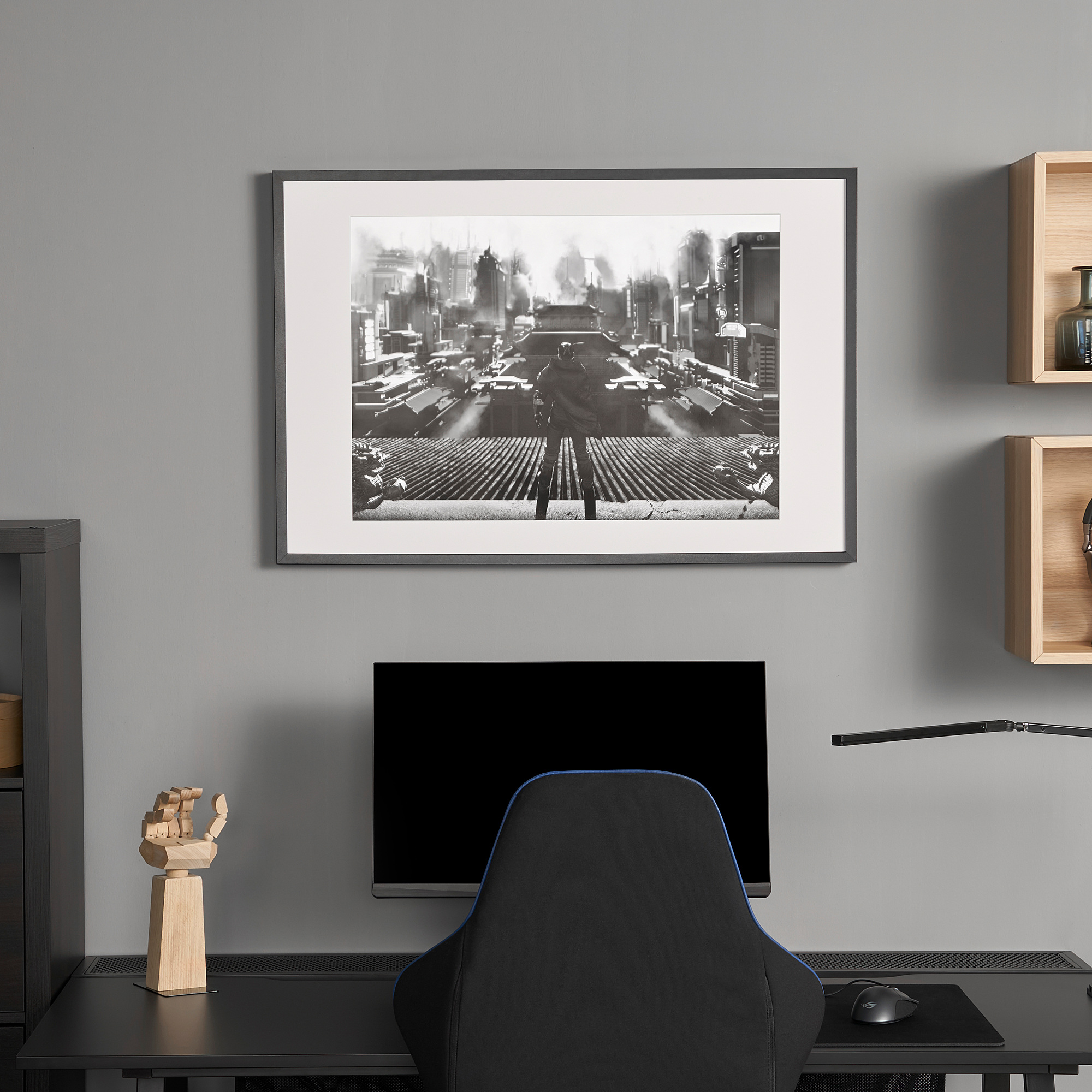UPPSPEL-poster aan de muur boven het bureau, die een gepersonaliseerd fantasie-tintje toevoegt aan de speelruimte.