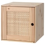 VÄLJARE: natuurlijke houten kubuskast met gevlochten deur, lichtgekleurd, rechthoekig en eenvoudig ontwerp.