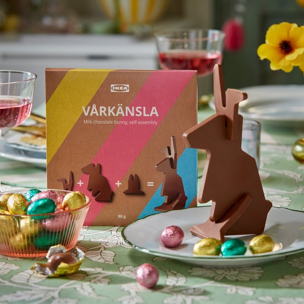 IKEA chocolade haas kit tentoongesteld op een tafel met paaseieren. De doos kit toont een melkchocolade konijntje dat klaar is om in elkaar gezet te worden.