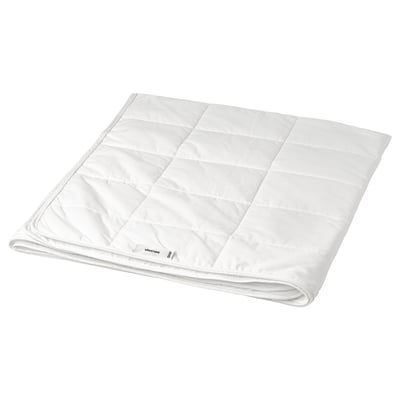 Een IKEA VÅRSTARR wit dekbed, rechthoekig met een gewatteerd ontwerp, met jacquard streepstof.